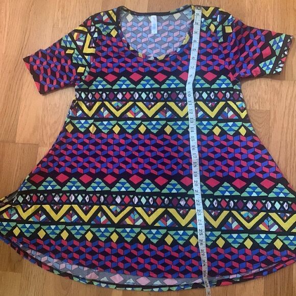 LuLaRoe Shirt Size M Colorful High Low - Picture 3 of 8